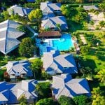 Vista aérea do campo Bahia em meio a natureza e em frente a praia