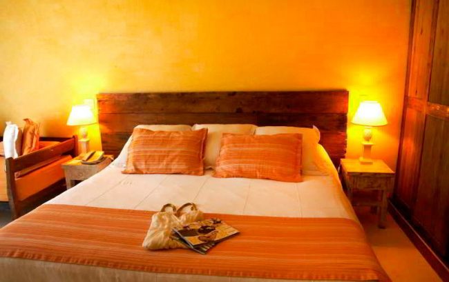 Detalhes da cama casal com colcha em amarelo