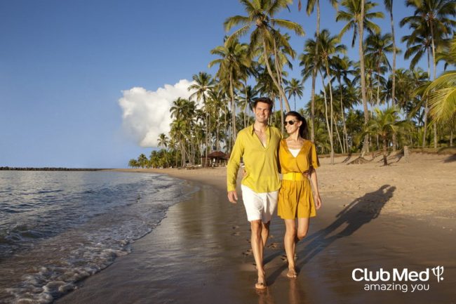 Casal a beira d'agua na praia