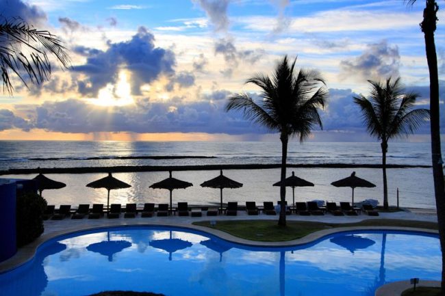 Relaxe em nossa piscina com vista para o mar, mesmo nos dias de chuva. Arraial Resort.