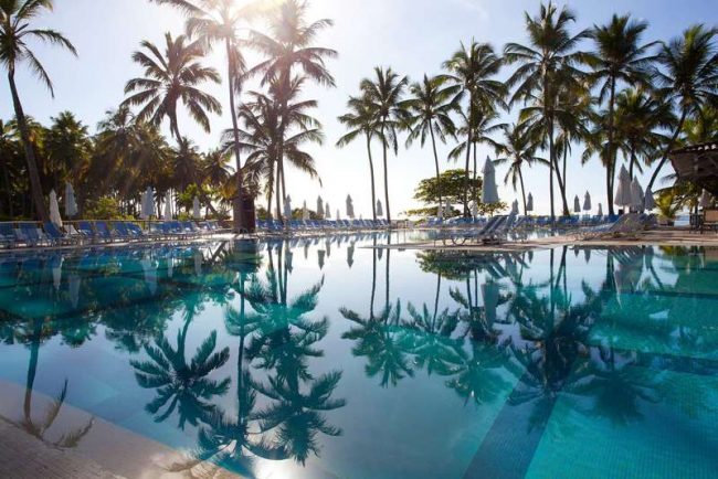 Piscina refletida na bela Club Med