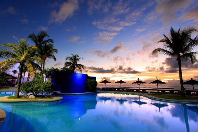 Resort ao amanhecer com detalhes da agua iluminada em tom azul