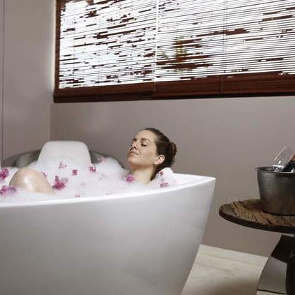 Spa relaxante na banheira com tratamento diversos