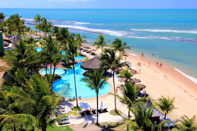Vista aérea lateral do resort com detalhes da piscina frente mar
