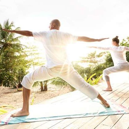 yoga com uma vista espetacular da natureza, ambiente ideal para relaxar