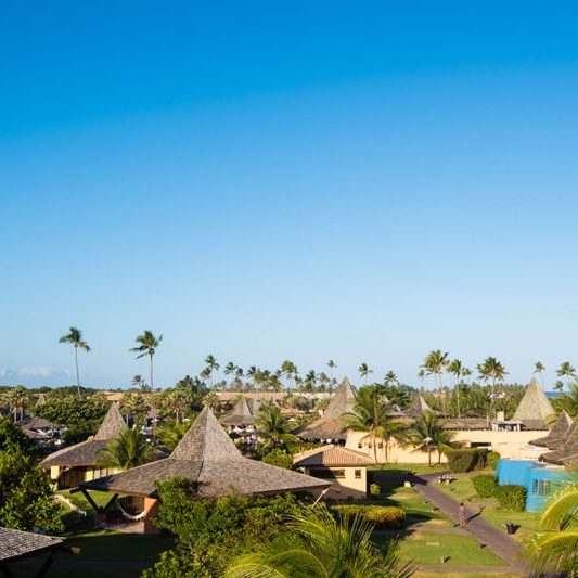 aérea baixa com detalhes externo dos bangalôs