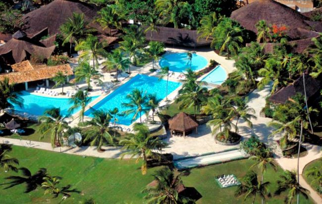 Vista aérea das piscinas com instalações do Tivoli