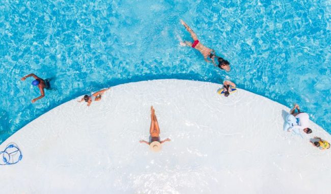 Aérea da piscina com pessoas tomando banho