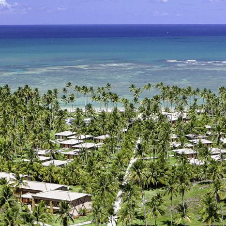 Aérea do resort em meio a frente praia e natureza