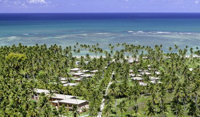 Aérea do resort em meio a frente praia e natureza