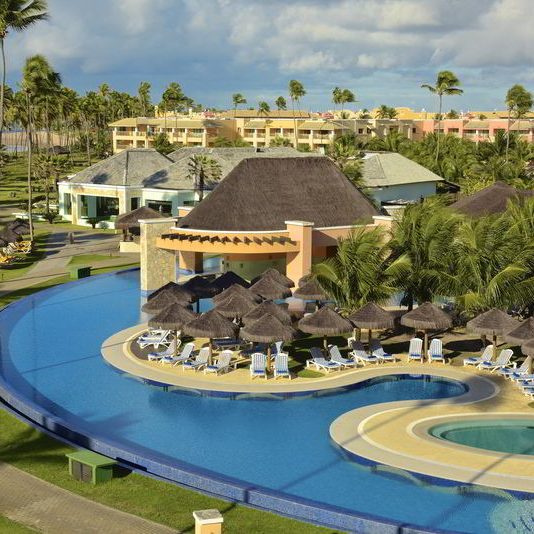 Aéreo da piscina com borda infinita e bar molhado