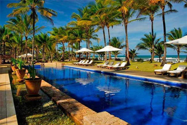 Piscina vista de outro ângulos
