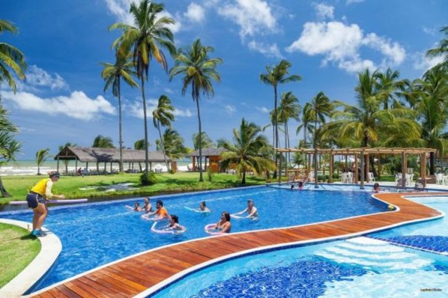 Atividades realizadas por monitores na piscina