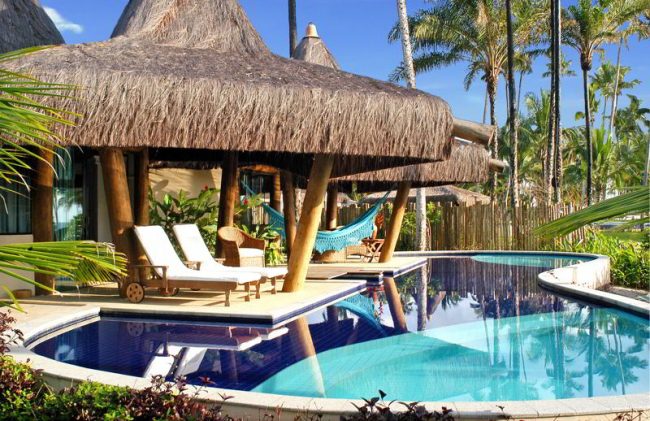 Bangalô Bali com detalhes da piscina e espreguiçadeiras