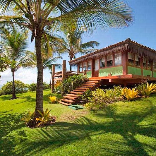 Bangalô Luxo com fachada verde e escada alta