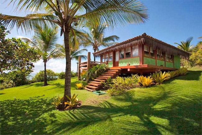 Bangalô Luxo com fachada verde e escada alta