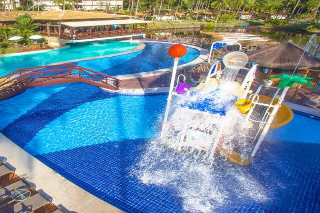 brinquedao com playground para crianças de divertirem