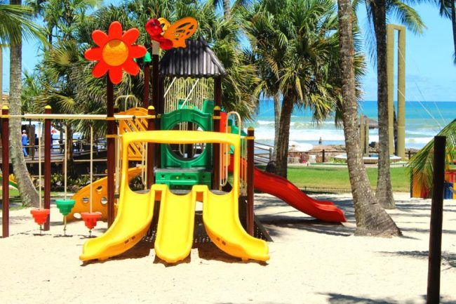 Brinquedos como o playground na areia para crianças