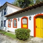 Detalhes colonial com cores vivas e alegres