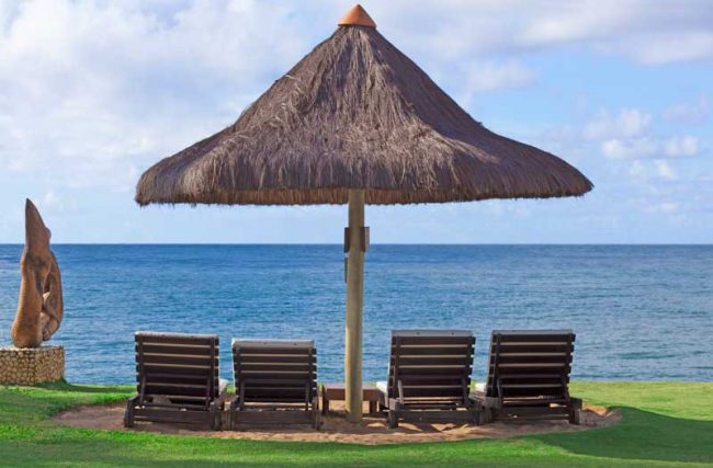 Deck leva até o mar que conta com gazebo e espreguiçadeiras para desfrutar da natureza