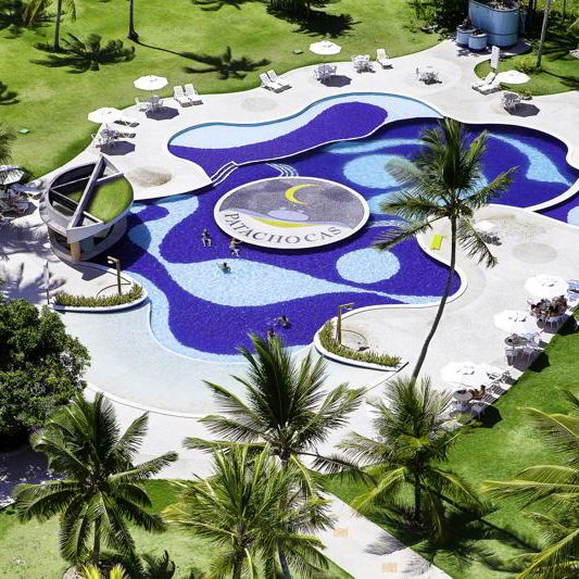 Aérea com detalhes da piscina do Nauticomar Resort All Inclusive
