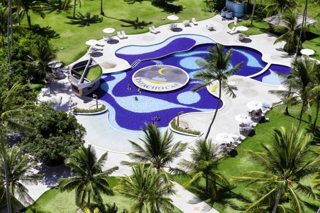 Aérea com detalhes da piscina do Nauticomar Resort All Inclusive