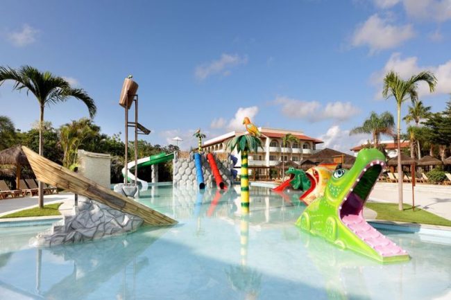 Diversão na agua com playground para crianças