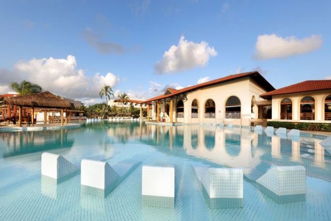 Espreguiçadeiras fixas na piscinas tudo pensando no melhor desfrute de suas férias