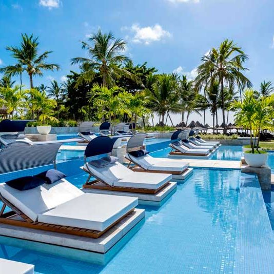 Espreguiçadeiras na piscina