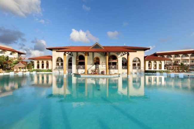 Fachada resort na piscina