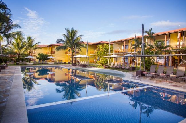 Espelho da piscina com a fachada do La Torre Resort All Inclusive
