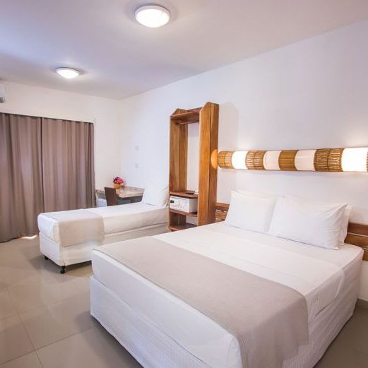 Frontal da acomodação com detalhes da cama casal e solteiro