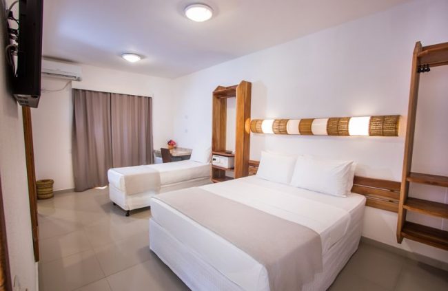 Frontal da acomodação com detalhes da cama casal e solteiro