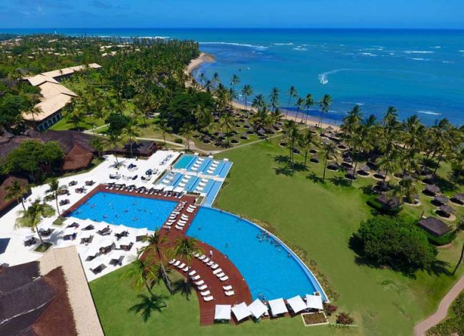Vista aérea do resort Tivoli com detalhes na piscina