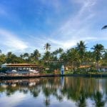 Vista panorâmica do resort com detalhes no lago em meio natureza