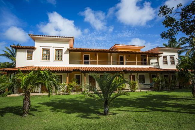 Lateral fachada com detalhes da jardinagem