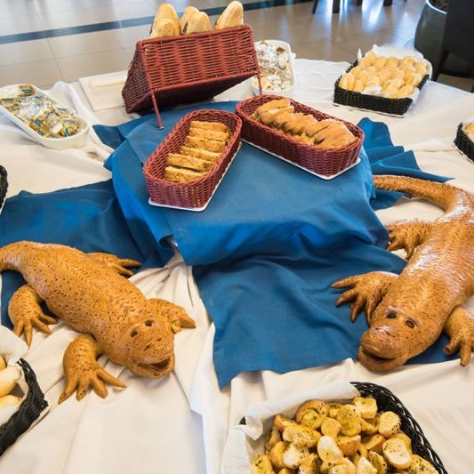 Mesa de pães oferecidos no café da manhã