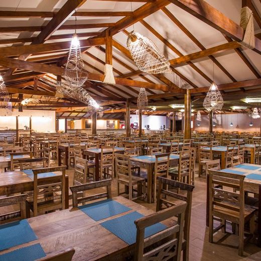 Mesas restaurante com detalhes em azul