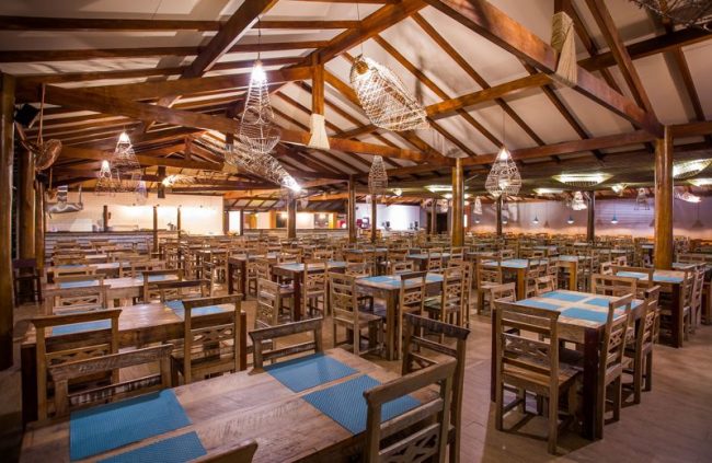 Mesas restaurante com detalhes em azul