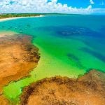 Natureza local conta com um mar belíssimo com variações de cores deslumbrantes