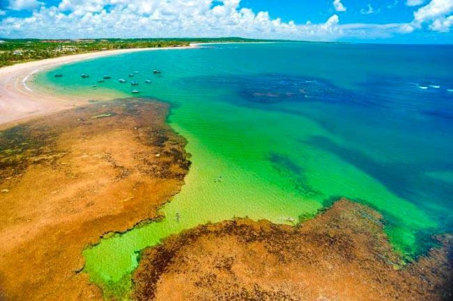 Natureza local conta com um mar belíssimo com variações de cores deslumbrantes