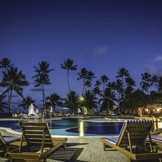 Noite iluminada na piscina