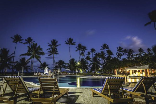 Noite iluminada na piscina