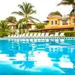 Piscina infinita com vista para o mar em resort de luxo na Bahia.