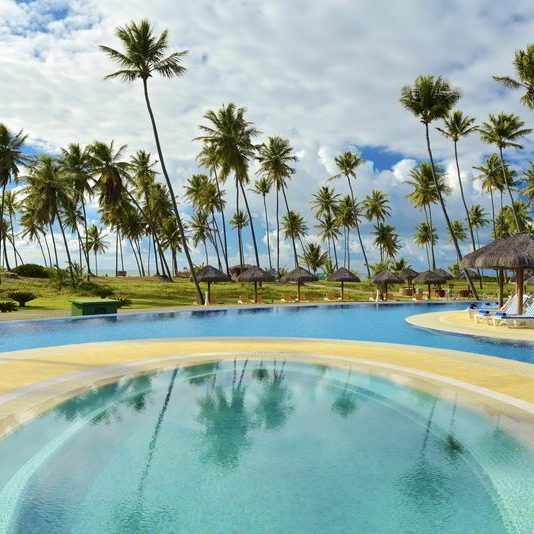 Grande piscina com natureza incrível