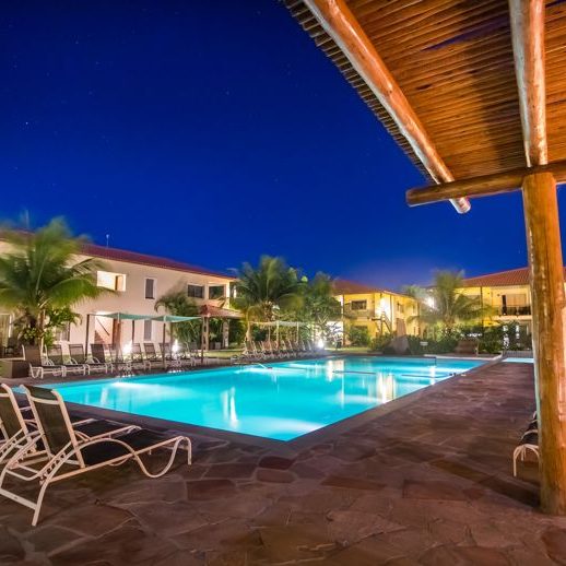 piscina noite iluminada