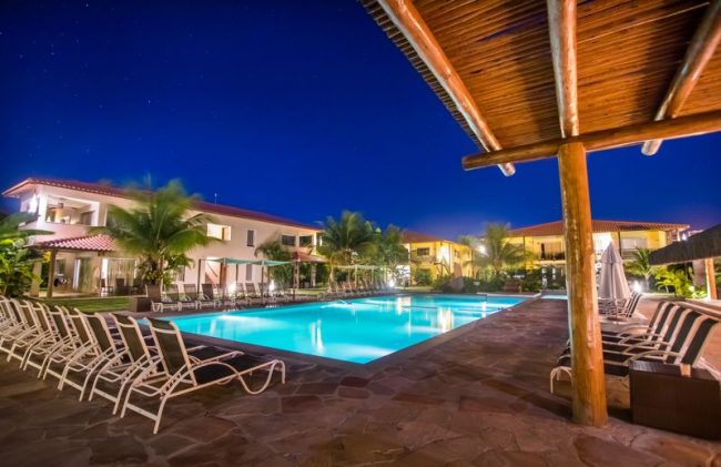 piscina noite iluminada