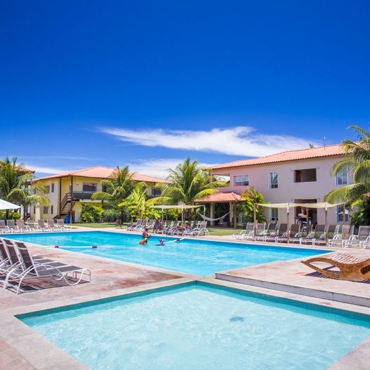 Piscina de crianças com cuidados dos adultos