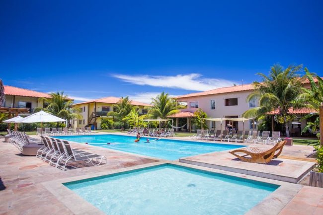 Piscina de crianças com cuidados dos adultos