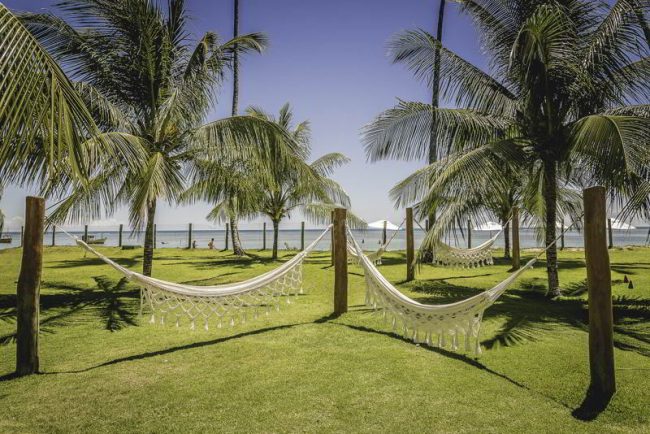 redes de descanso postas em frente mar